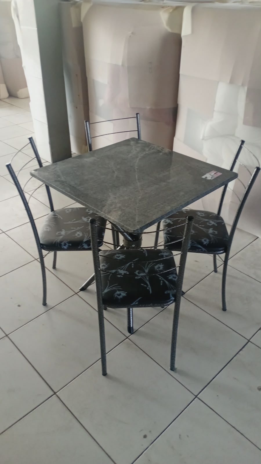 Mesa Quadrada Ipanema 70 x 70 cm Granito com 4 Cadeiras Rio Martelada Preto Lírio - Teixeira