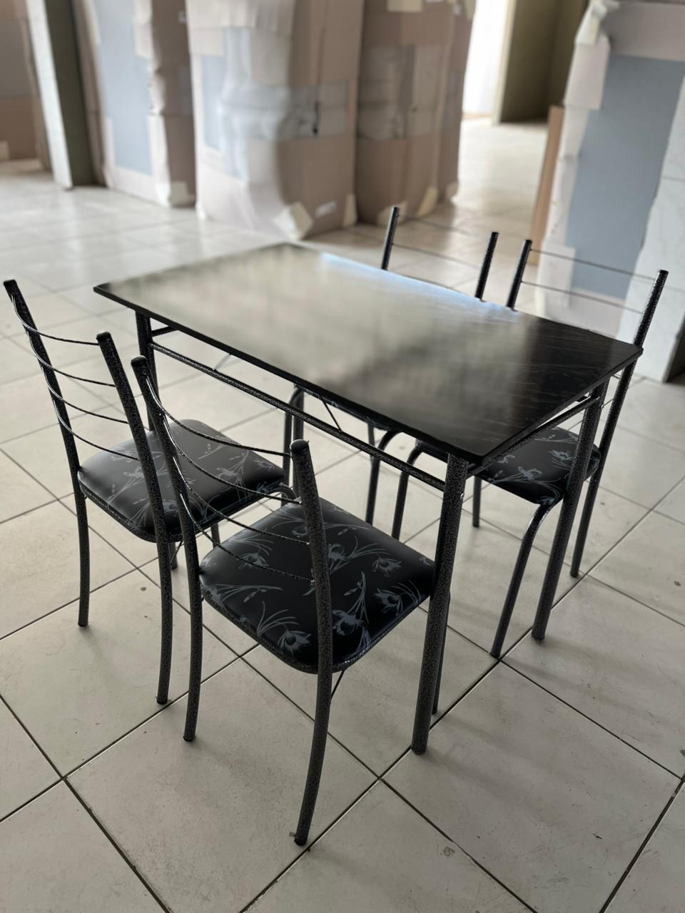 Mesa Tampo MDP 98 x 58 cm Realeza Indiano com 4 Cadeiras Rio Martelado Preto Lírio - Teixeira
