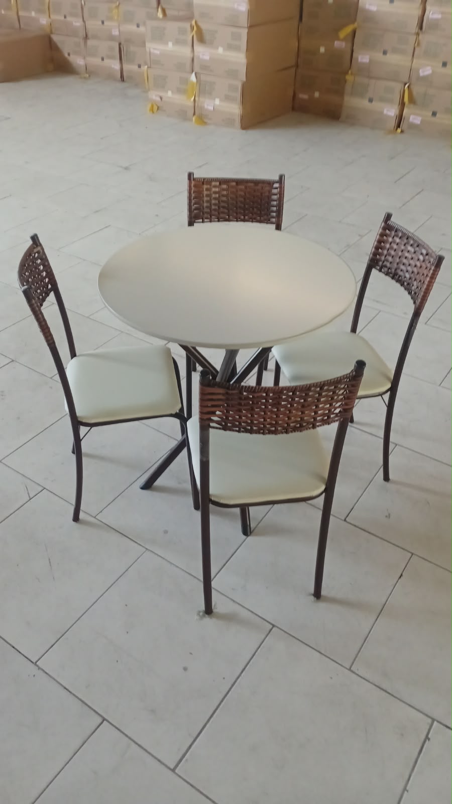 Mesa Redonda 75 x 75 cm Base Ipanema com 4 Cadeiras Atlanta Marrom e Off-White - Teixeira