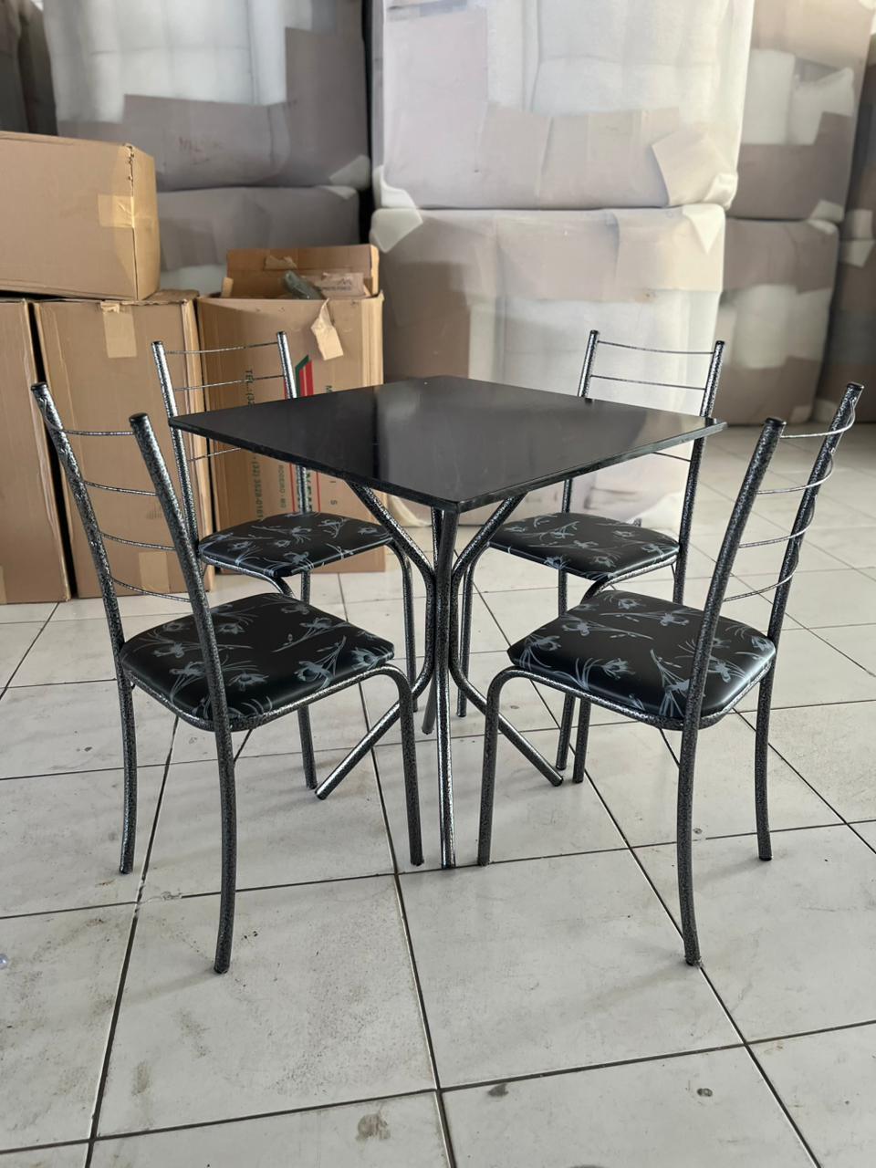Mesa Quadrada Indiano 68 x 68 cm Base Maricá com 4 Cadeiras Rio Martelada Assento Preto Lírio - Teixeira